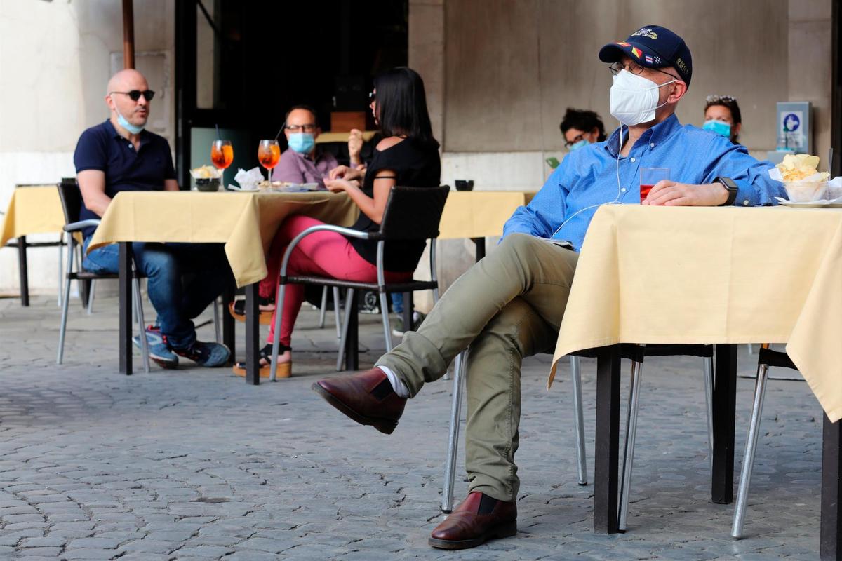 Una persona sentado en una terraza en Italia.