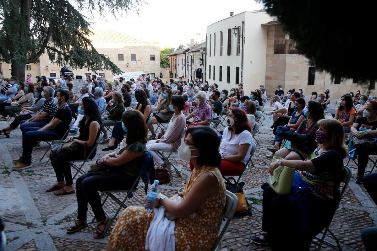 Decenas de personas en el programa “Salamanca Plazas y Patios” en el que se enmarca la proyección de ‘Gandhi’.