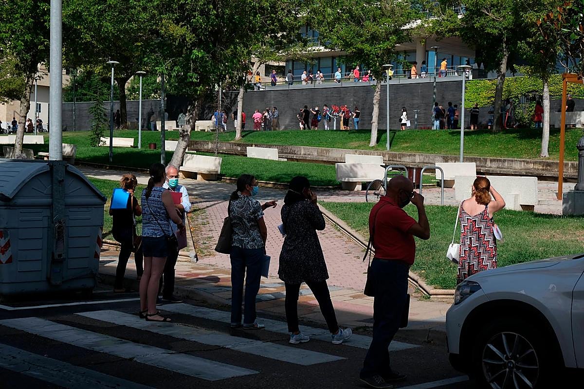 Trabajadores afectados por ERTE hacen cola para solicitar la ayuda de la Junta