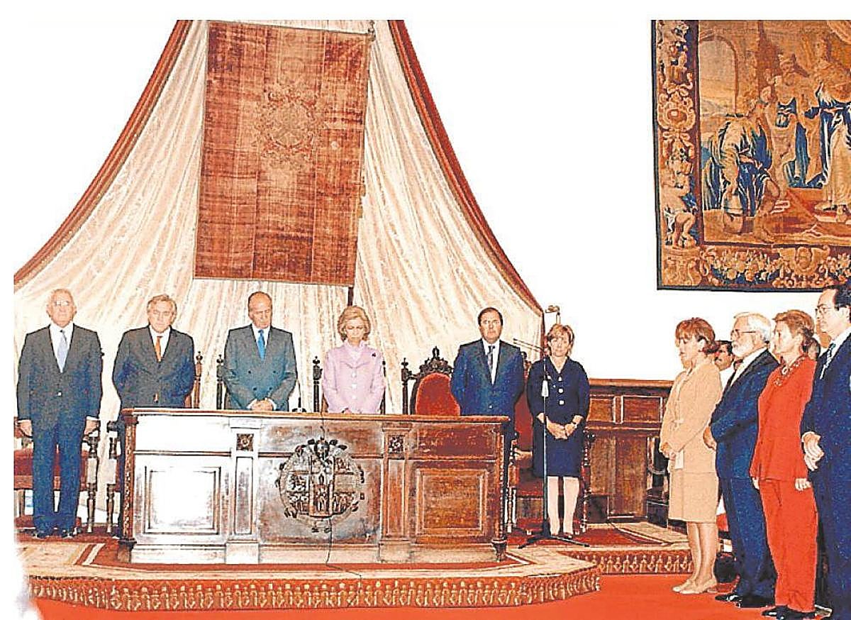 Distinción a la Universidad. Si la Universidad nombró a los reyes de España “Mecenas de Honor” en 2002, Juan Carlos I concedió el Premio Príncipe de Asturias a la Cooperación Iberoamericana al Estudio en 1986. Poco después, en 1992, la Universidad junto a Patrimonio Nacional creó el Premio Reina Sofía de Poesía Iberoamericana, uno de los más prestigiosos en su ámbito.