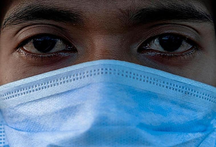 Un joven utilizando una mascarilla