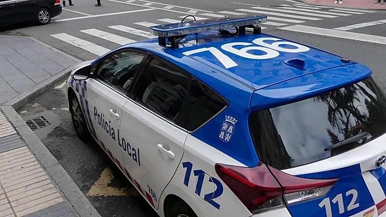 Vehículo de la Policía local en el paseo de la Estación