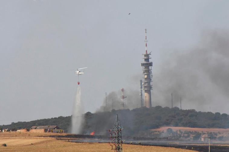 Un helicóptero ayuda en las tareas de extinción a los bomberos