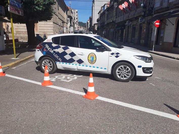 Los viandantes se interpusieron entre la pareja para evitar que siguiera agrediéndola.