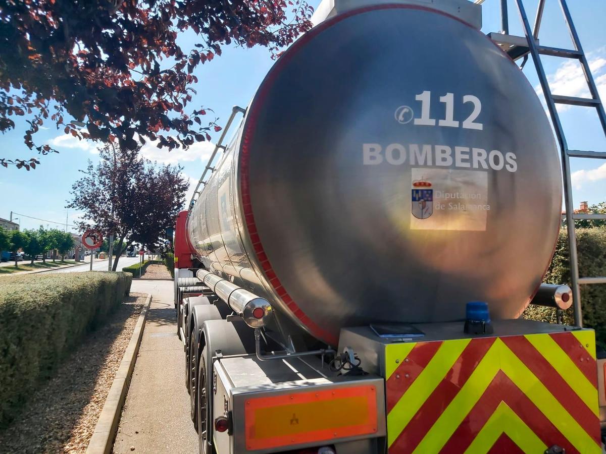 Uno de los camiones cisterna que surtió de agua a Doñinos este fin de semana.