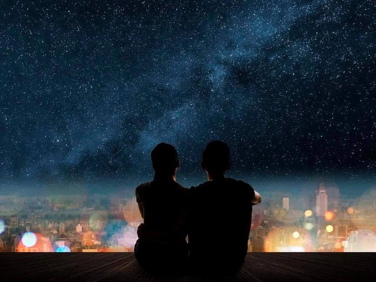 Una pareja observando las estrellas.