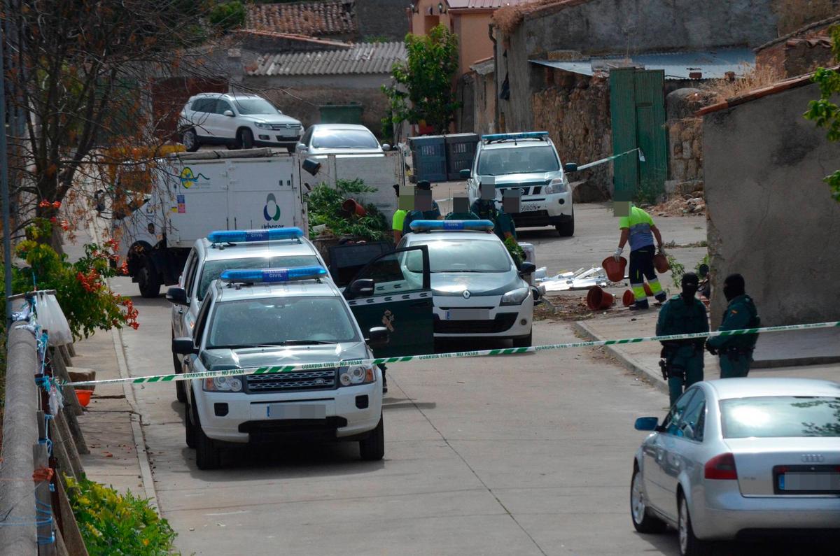 Agentes de la Guardia Civil durante la redada.