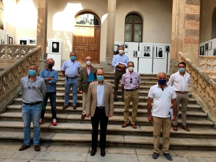 Reunión de Javier Iglesias con los representantes de las asociaciones de ganaderías de lidia.