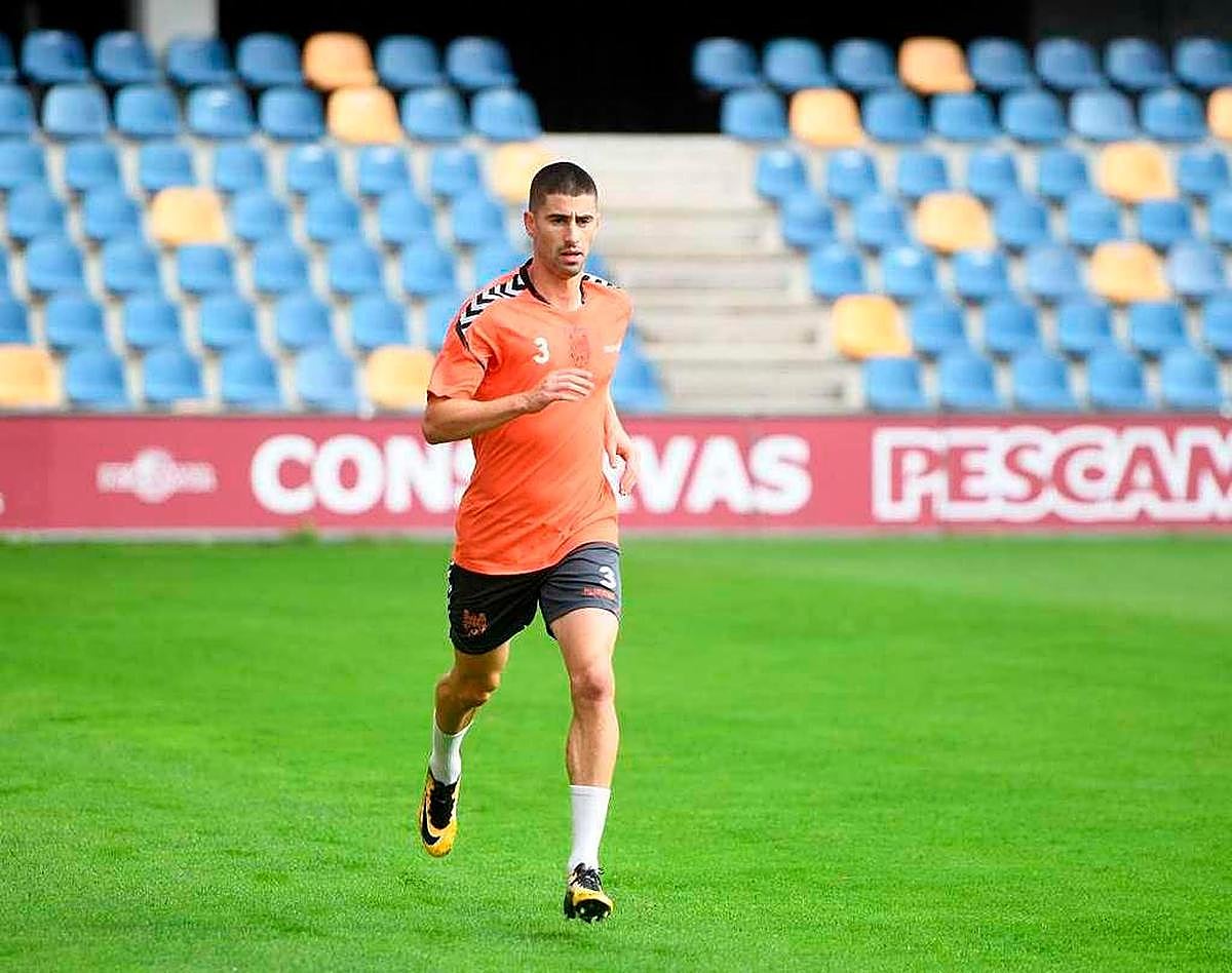 Nacho López, en un entrenamiento con el Pontevedra.