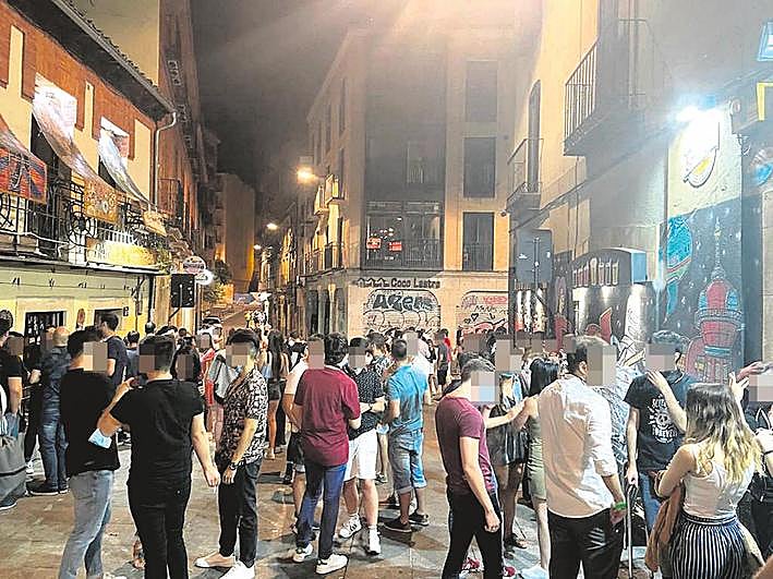 Decenas de jóvenes disfrutan de la noche salmantina en una fecha anterior a la ley que obliga a cerrar el ocio nocturno a las 2:00 de la noche.