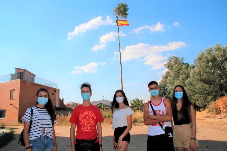 Paula Pérez, Jonathan Mateos, Alba Castaño, Pablo Domínguez y Alba Pablos, junto al ‘mayo’ de los quintos.