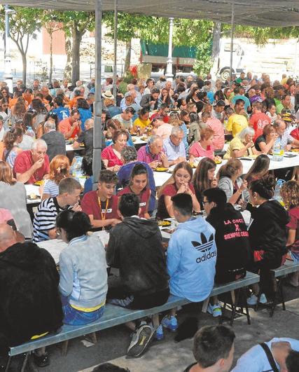 Gran comida popular en las fiestas de Monleras en 2019.