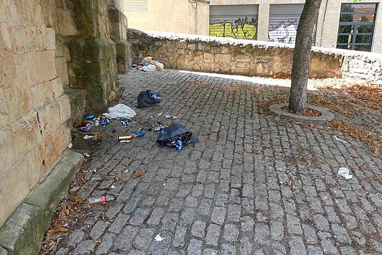 Restos de botellón en la plaza de San Cristóbal