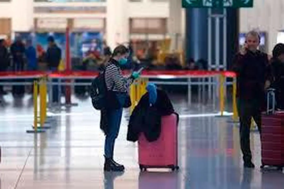 Una turista con mascarilla y guantes en el Aeropuerto de Málaga.