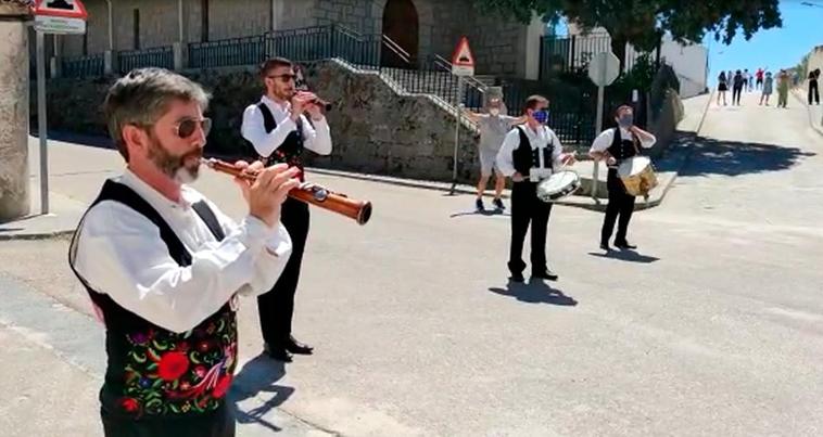 Los vecinos de Macotera bailaron la charrada respetando las distancias