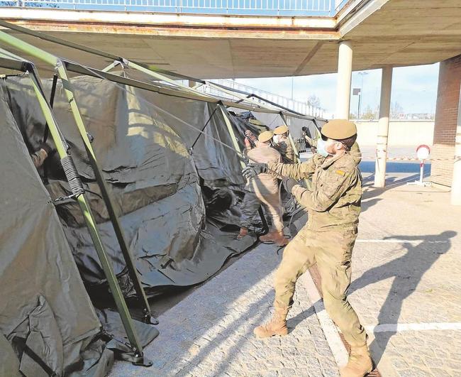 Los militares del Regimiento de Ingenieros, en el montaje del hospital de campaña en Segovia por el COVID.