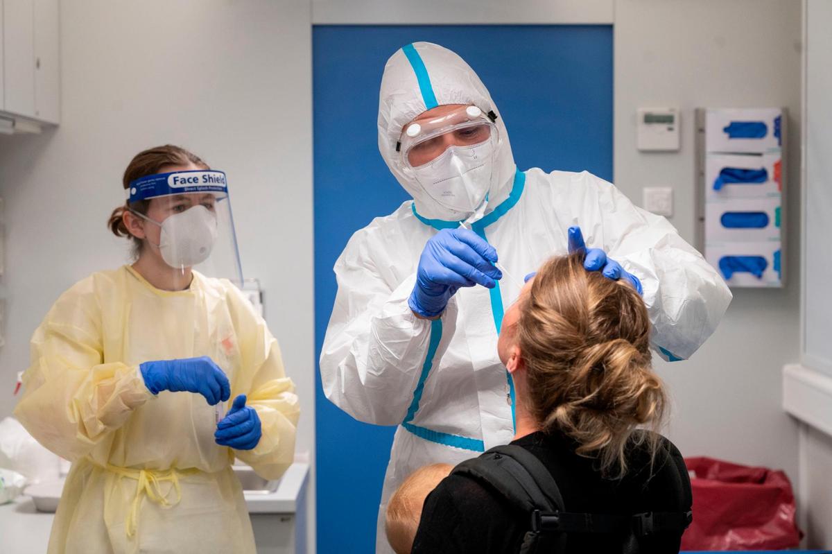 Dos sanitarios realizan las pruebas del Covid a un paciente.