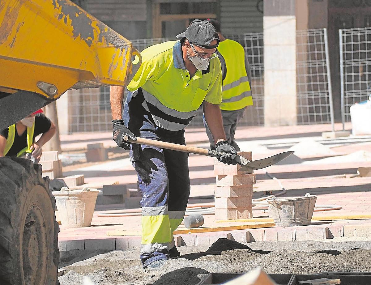 Un trabajador en una obra de urbanización, uno de los principales objetivos del programa.