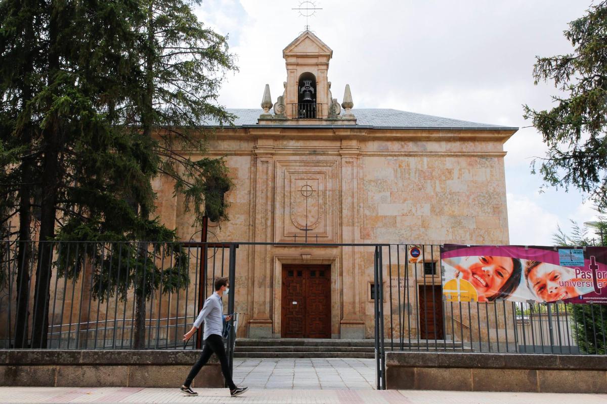 Un hombre pasea junto al monasterio ubicado en la avenida de Los Maristas.
