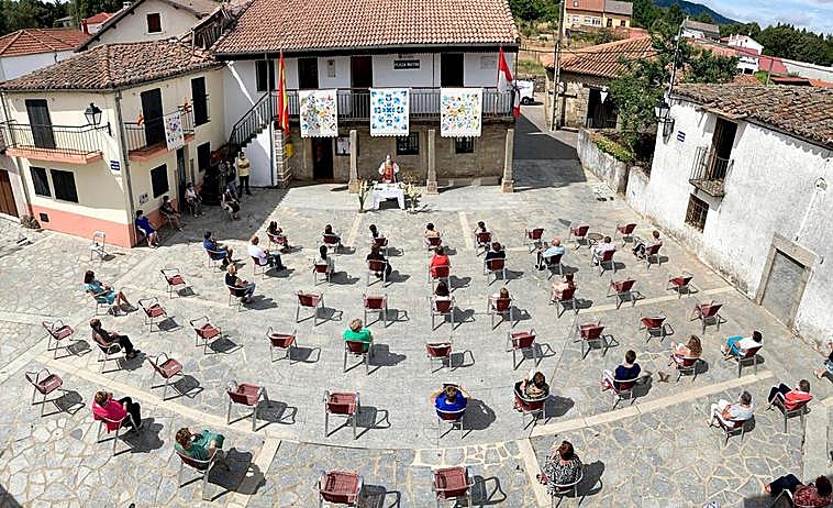 CONCURSO ‘Así somos en mi pueblo’: Las sillas vacías de los que ya no están en Nava de Francia