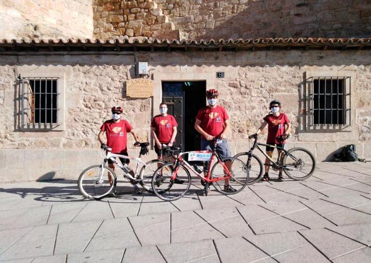 Roberto, junto a unos amigos, en pleno reto