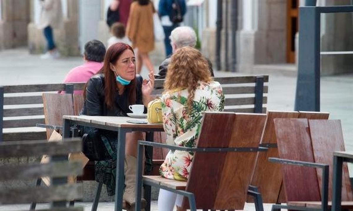 Una mujer fuma en la terraza de un establecimiento.