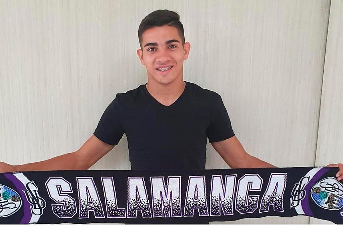 Marcelo Acosta con la bufanda del Salamanca UDS.