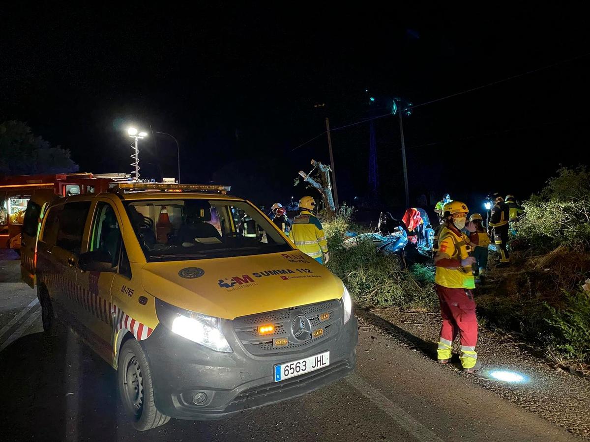 Intervención del Summa 112 en el accidente en el que han fallecidos tres personas y una cuarta ha resultado herida de gravedad tras un accidente en Móstoles.