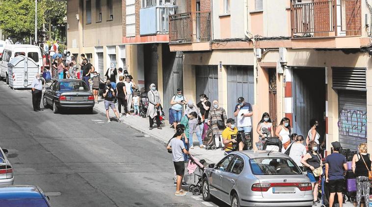 Colas para recoger fruta en Cajas Solidarias que se extienden por la calle Escultores y avenida de Salamanca.