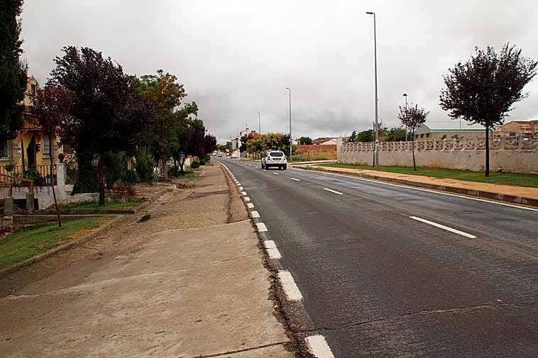 Los peatones ahora tienen que circular por el arcén de la carretera.