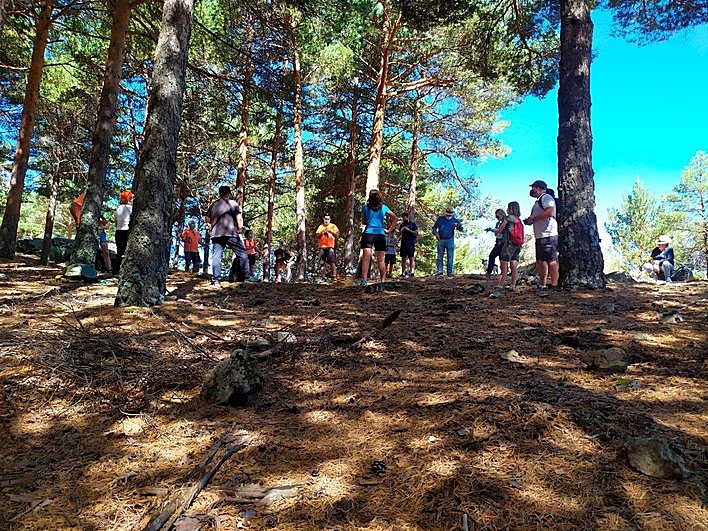 Los participantes en la actividad conocieron el entorno de Candelario con un recorrido por parajes como la Cruz del Herrerito.
