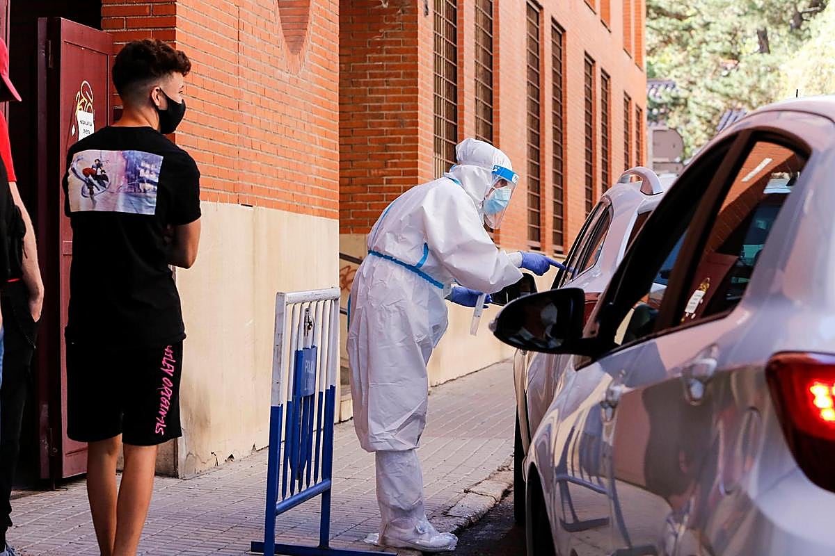 Un sanitario realiza la toma de muestras PCR en el COVID Auto de la Alamedilla.