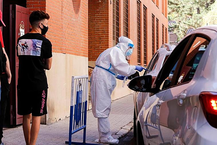 Un sanitario realiza la toma de muestras PCR en el COVID Auto de la Alamedilla.