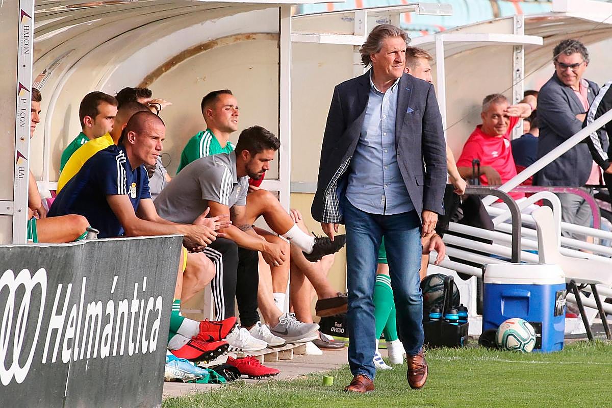 Sergio Egea dirigiendo un partido en el Helmántico con el Oviedo.