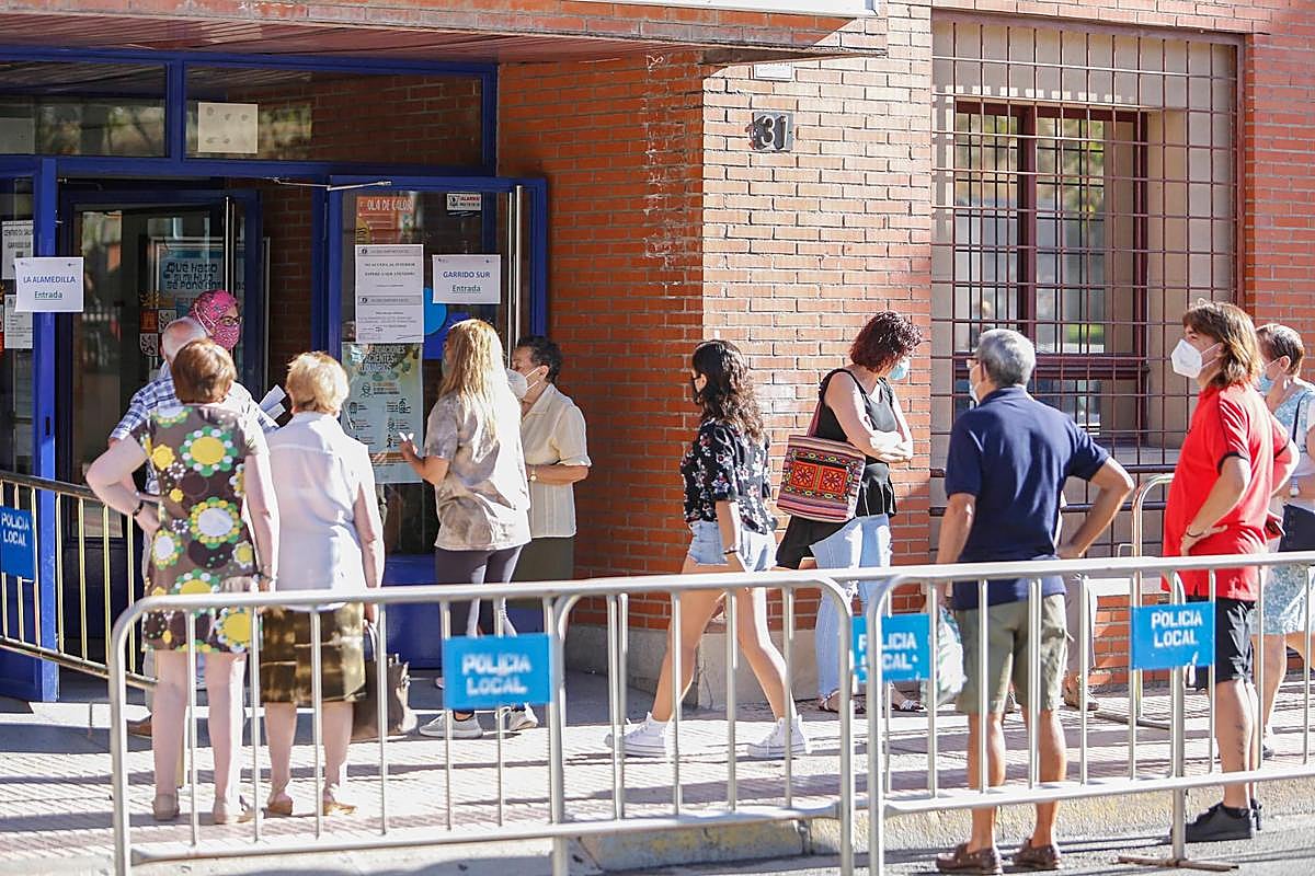 Colas para acceder al centro de salud de La Alamedilla.