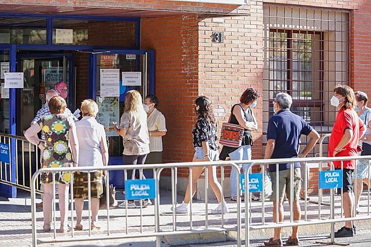 Colas para acceder al centro de salud de La Alamedilla.