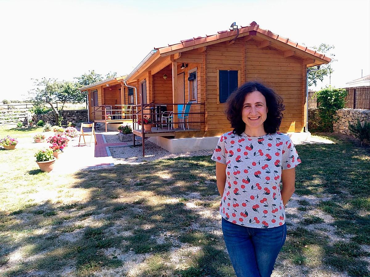 Fátima del Arco junto a sus cabañas rurales de Bañobárez, en el Abadengo.