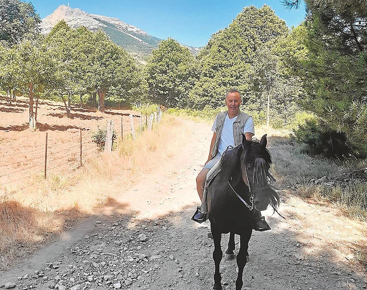 Juan Miguel Martín en una ruta ecuestre por la Sierra de Francia.