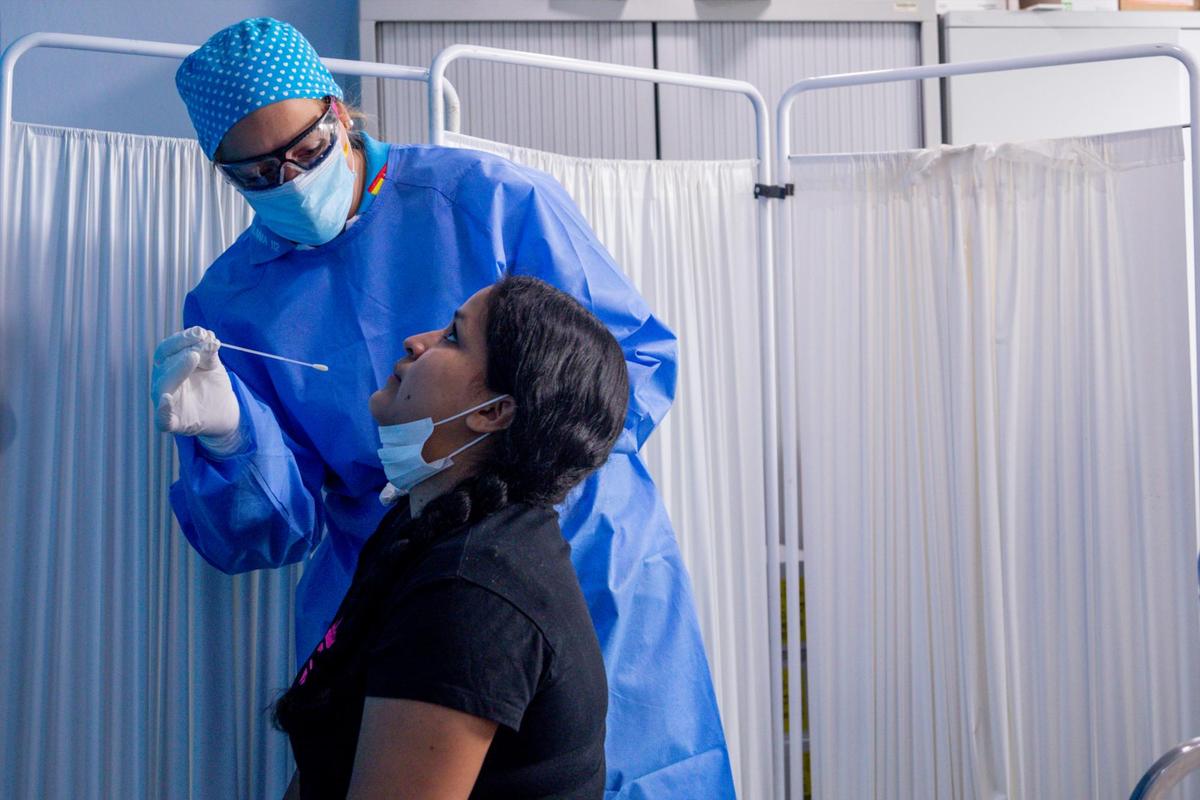 Un sanitario realizando una prueba PCR.