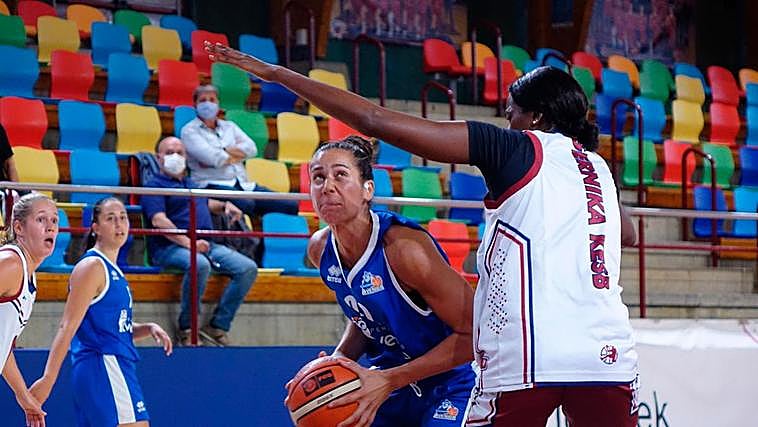 Milic, intentando hacerse hueco bajo la canasta.