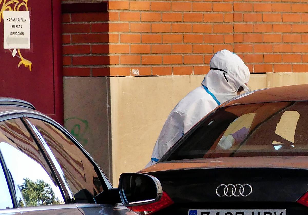 Un sanitario realiza un test PCR en el centra de salud de La Alamedilla.