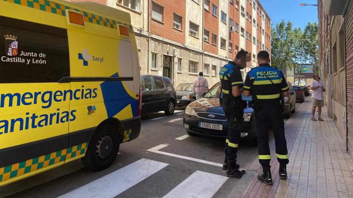 Dispositivo de rescate de un anciano en la calle Marcelo Fernández Nieto de la capital.