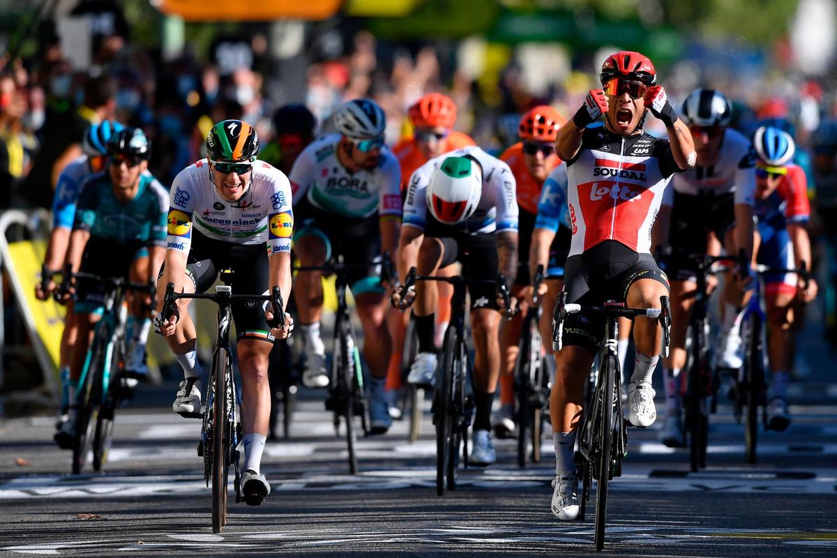 Caleb Ewan celebra el triunfo en la tercera etapa del Tour de Francia.