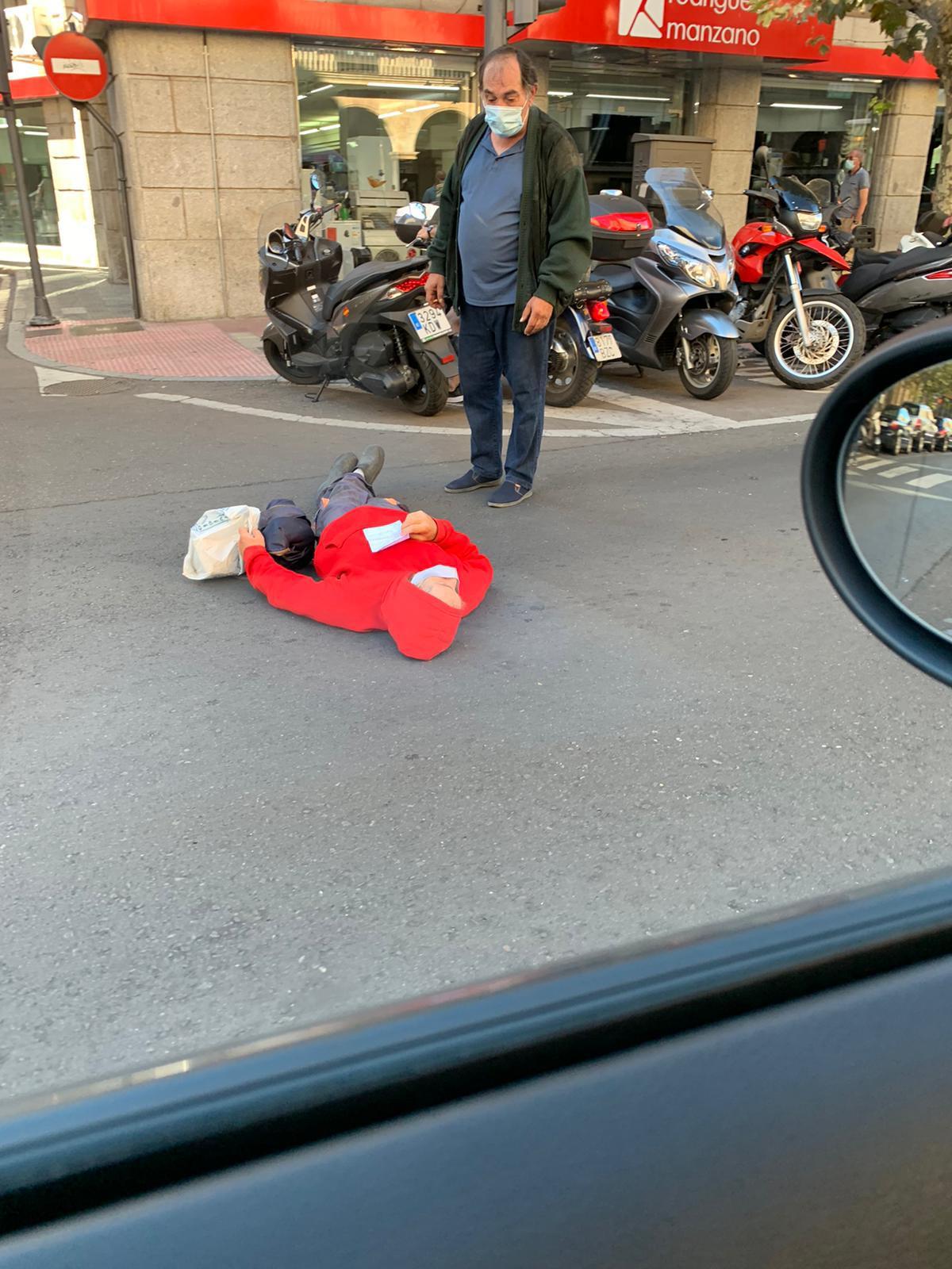 El conflictivo francés tumbado en la Gran Vía cortando el tráfico.