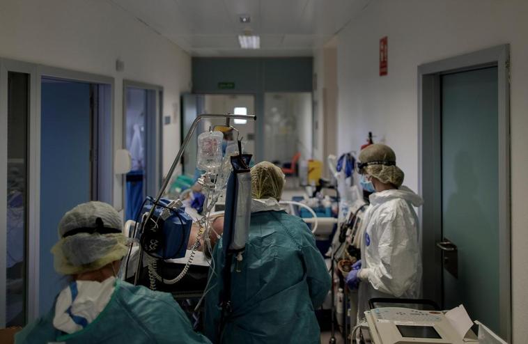 Personal sanitario en el interior de un hospital.