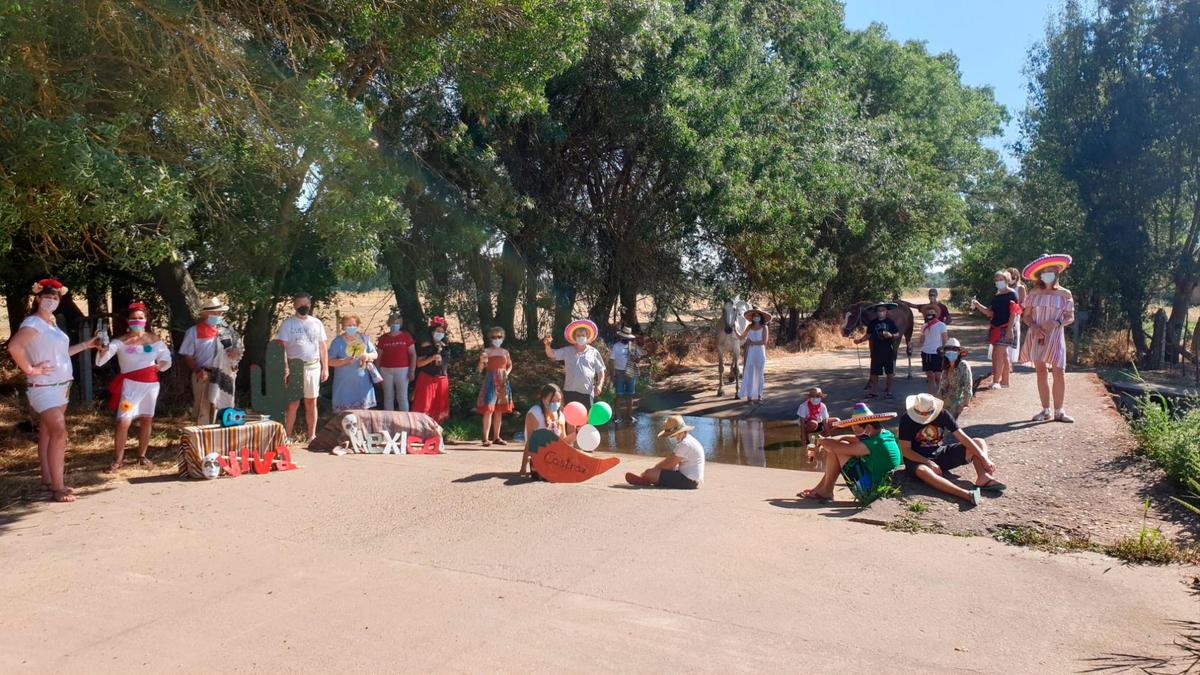 Mención Especial para los vecinos de Castraz de Yeltes, que este verano no han podido viajar pero no han dudado en llenar la localidad del mejor ambiente mexicano para sentir que han cruzado el charco.