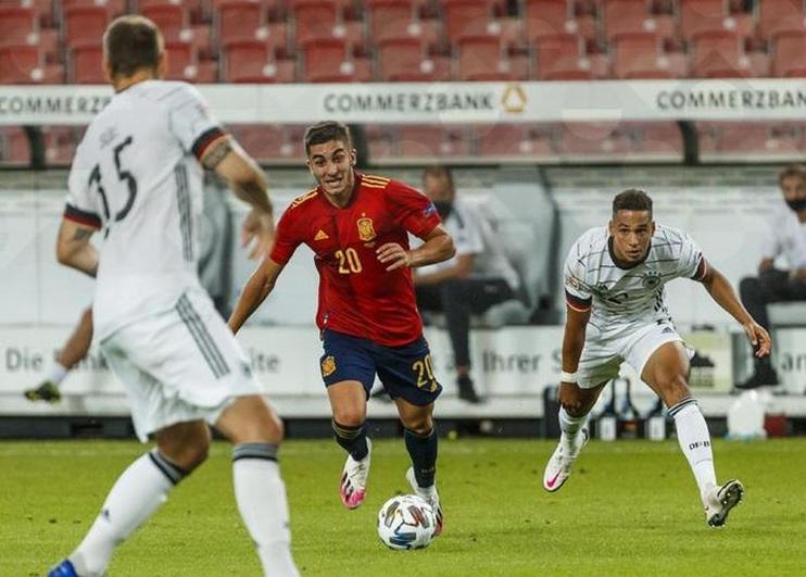 Ferrán Torres encara a la defensa de Alemania en su debut con la Selección.