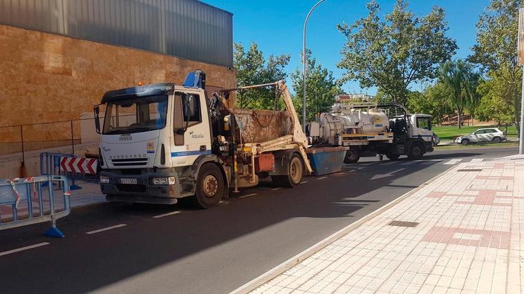 Trabajos de reparación del reventón en la calle Orégano.