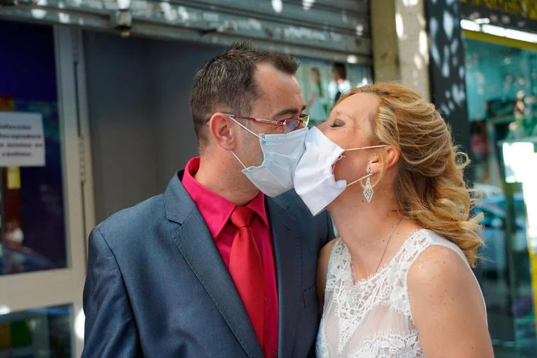 Sexo en la época del coronavirus: recomiendan evitar los besos y cubrirse con una mascarilla