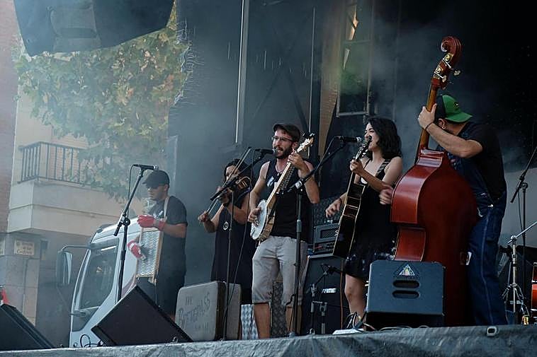 Concierto en directo en la plaza de Barcelona en fiestas pasadas